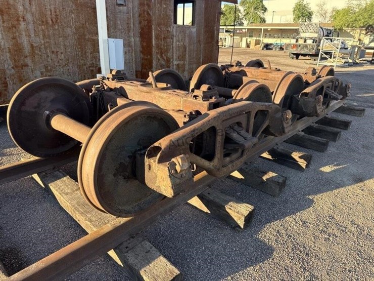 caboose-rail-car-w/-trucks-&-rail-section-image-37
