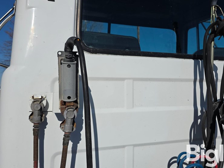 mack-r688st-image-14