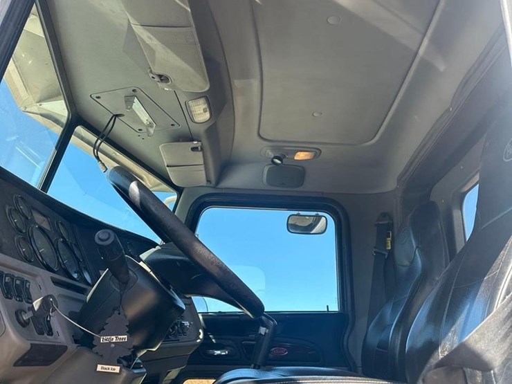 2012-peterbilt-367-image-27