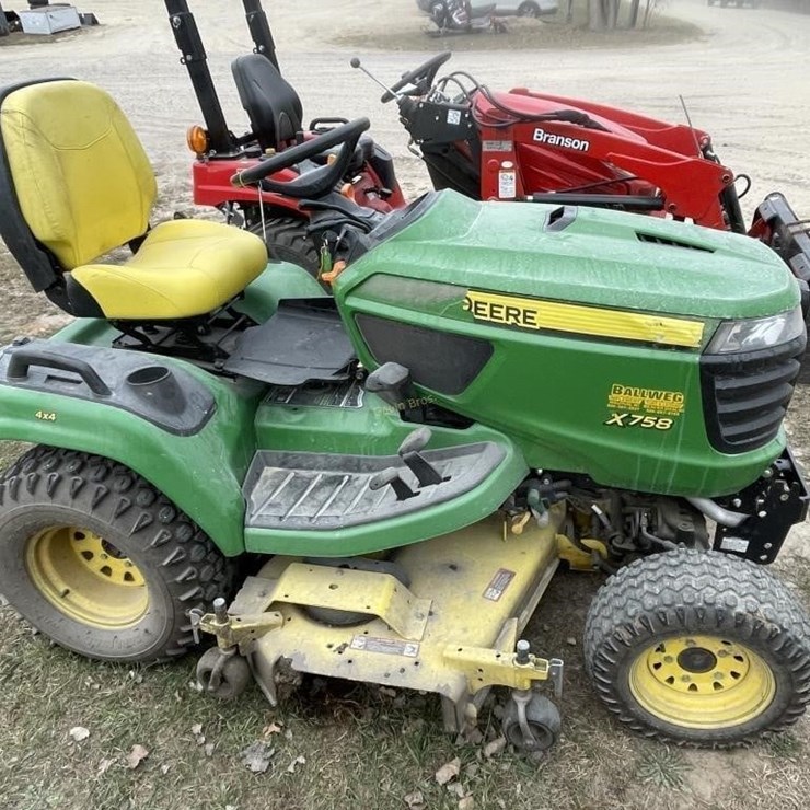 JOHN DEERE X758