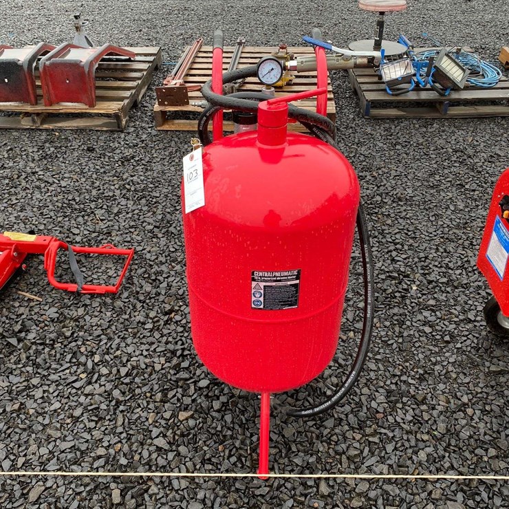 Central Pneumatic 110lb Pressurized Abrasive Blaster