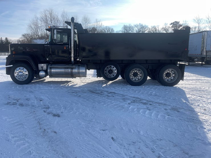 #1156-•-1987-mack-dump-truck-(has-mn-title)-image-2