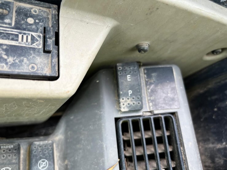 2010-john-deere-60d-image-32