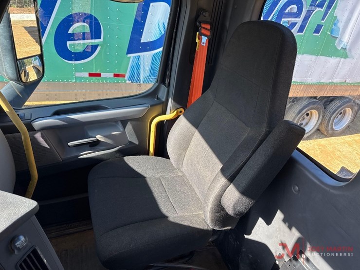 2084-freightliner-cascadiaday-cab-truck-tractor-image-21