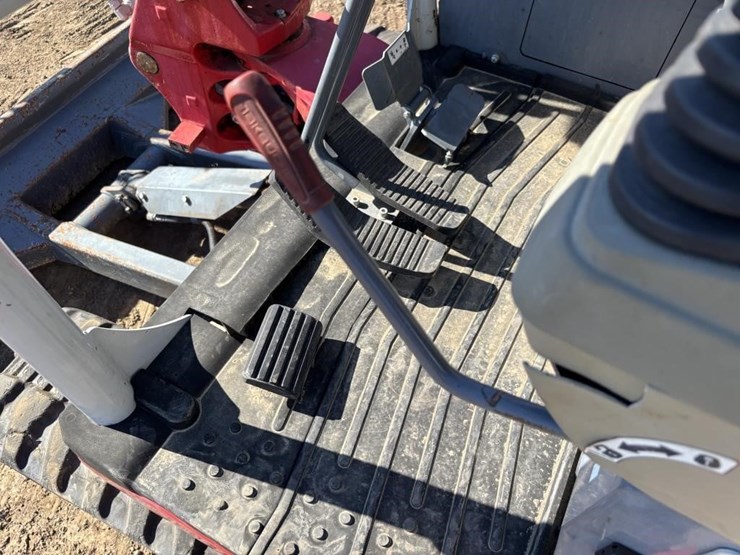 takeuchi-tb240-image-30