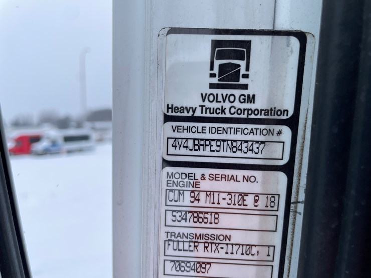 #1161-•-1996-volvo-truck-tractor-(has-mn-title)-image-30