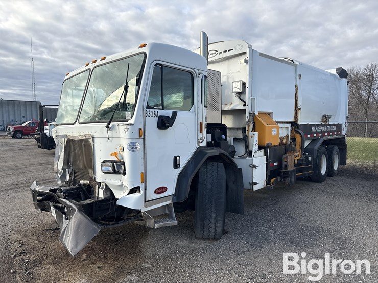 2015-peterbilt-320-image-9