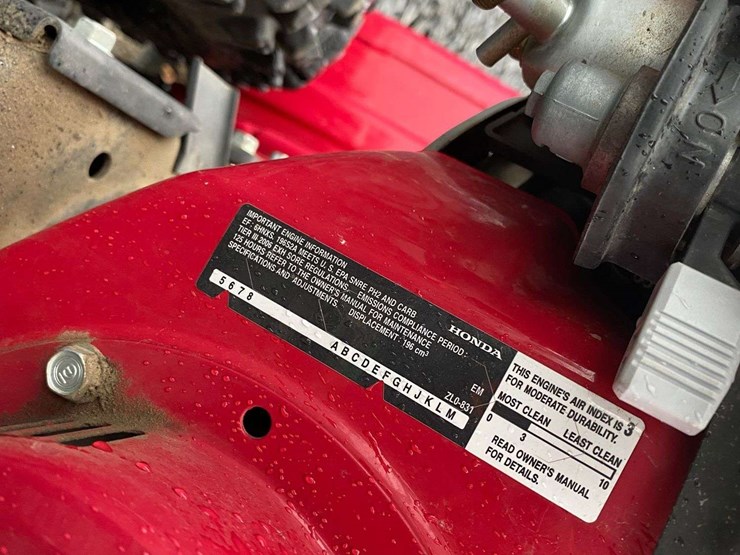 honda-hs724-walk-behind-snowblower-image-14