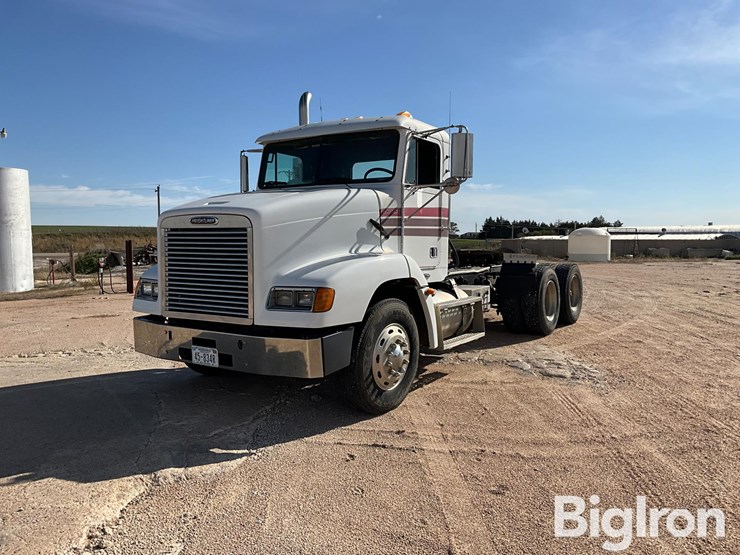 2000-freightliner-fld112-image-1