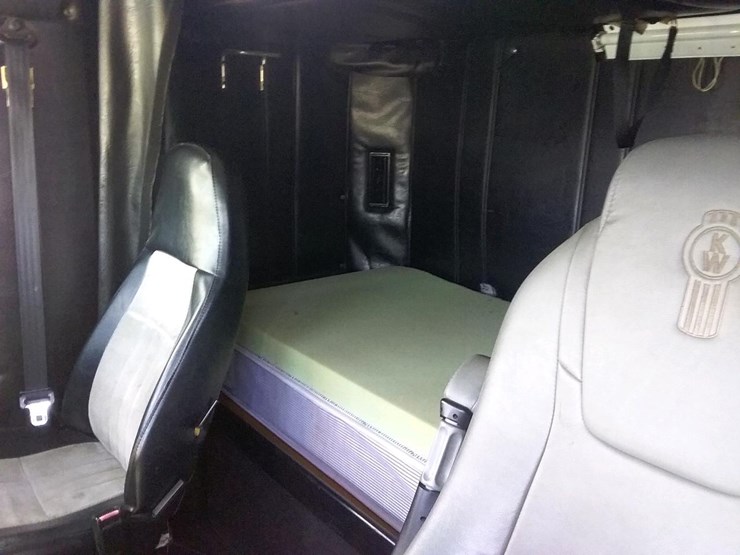 1996-freightliner-fld120-image-40