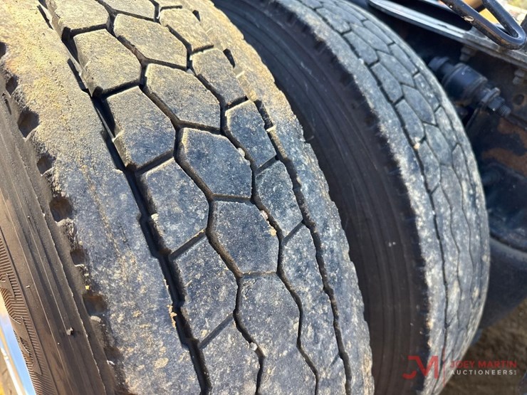 2084-freightliner-cascadiaday-cab-truck-tractor-image-11