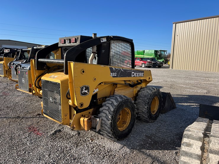 john-deere-332-image-15