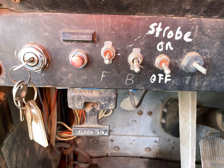 #1104-•-1989-international-truck-tractor-**should-be-trailered**-(has-mn-title)-image-30