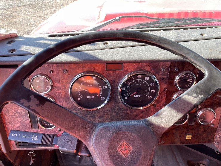 #1110-•-2002-international-5500i-6x4-dump-truck-(has-mn-title)-image-37