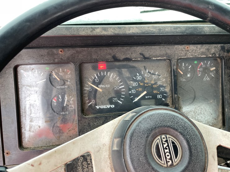 #1161-•-1996-volvo-truck-tractor-(has-mn-title)-image-26