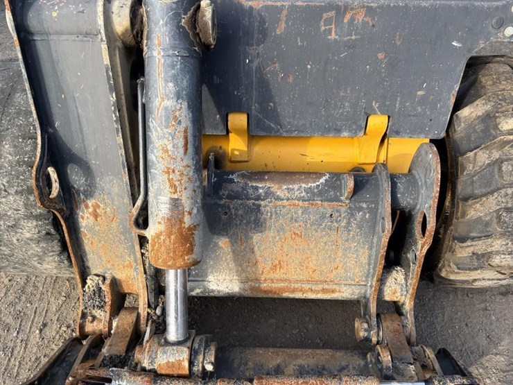 2012-jcb-225-image-11