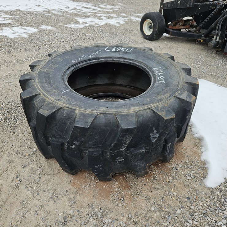 #203929 • Deestone 19.5L-24 Tire