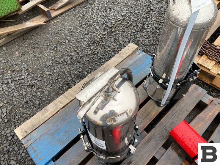 (2)-water-fire-extinguishers,-(2)-ansul-sentry-fire-extinguishers-image-5