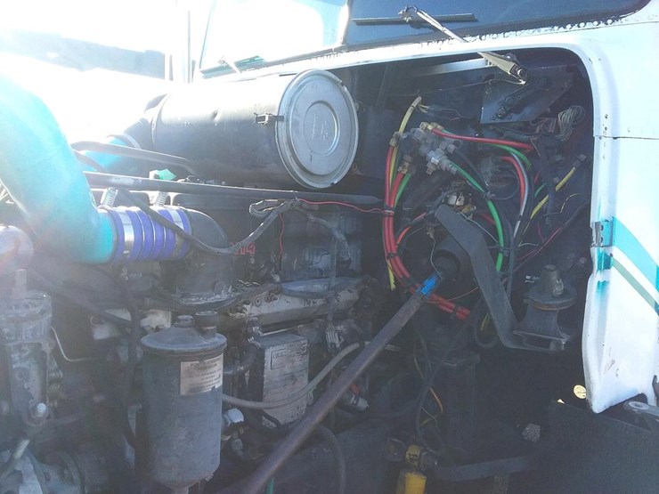 1996-freightliner-fld120-image-36