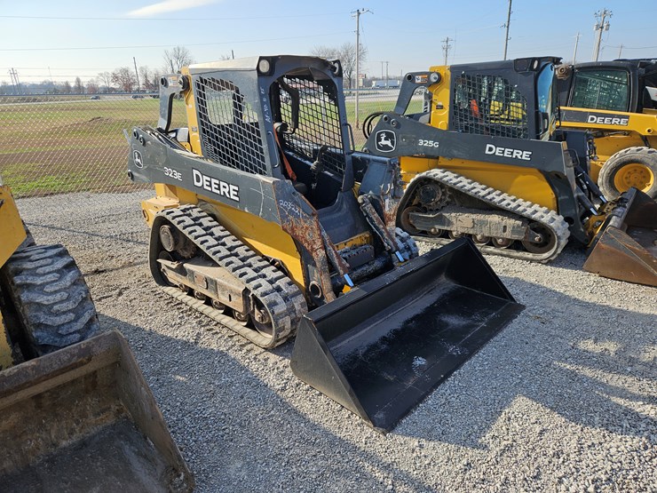 deere-323e-image-1