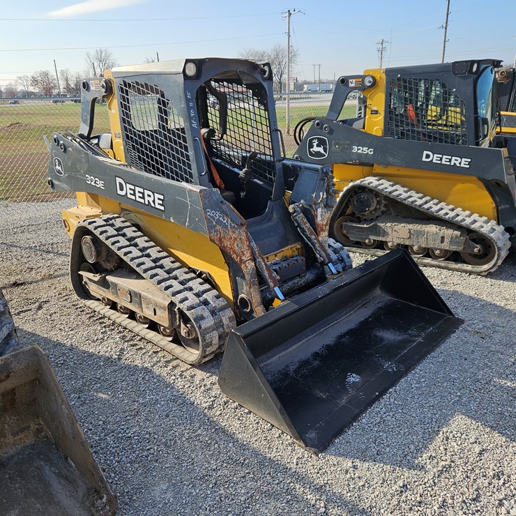 DEERE 323E