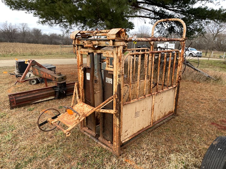 #207-•-for-most-cattle-chute-with-head-gate-(boyceville,-wi)-image-1