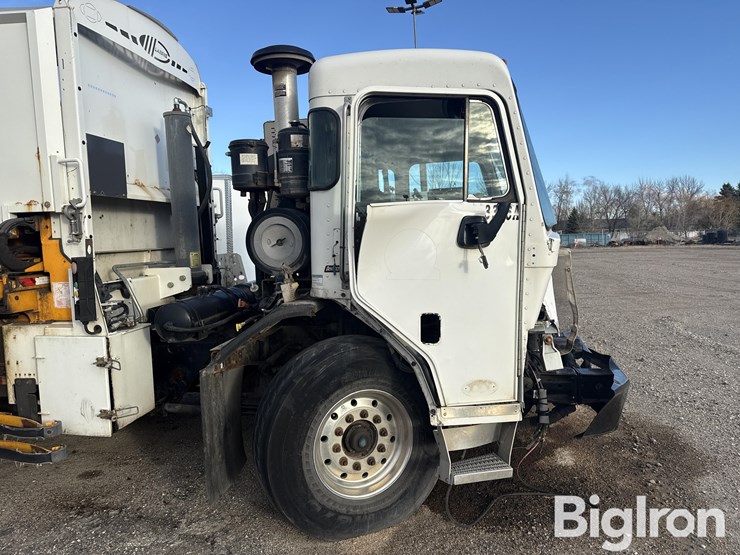 2015-peterbilt-320-image-11