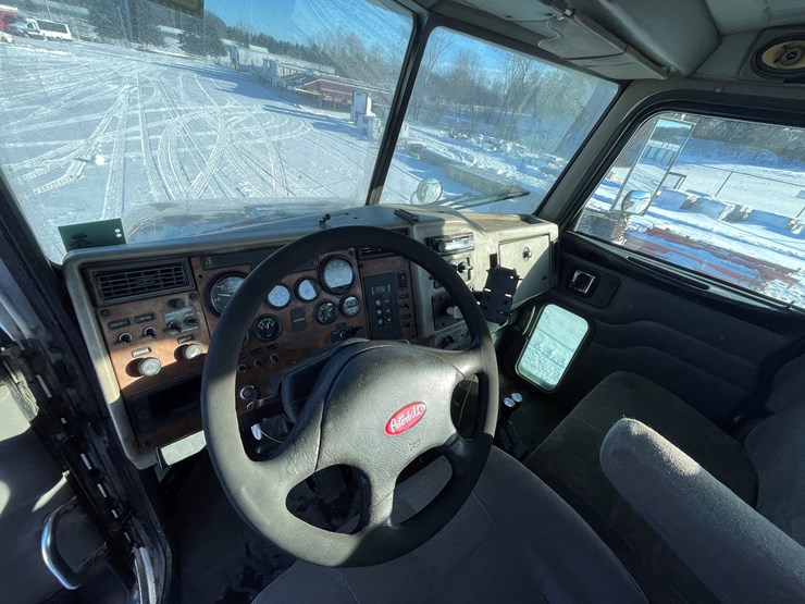 #1160-•-2008-peterbilt-pb335-hook-truck-(has-mn-title)-image-32