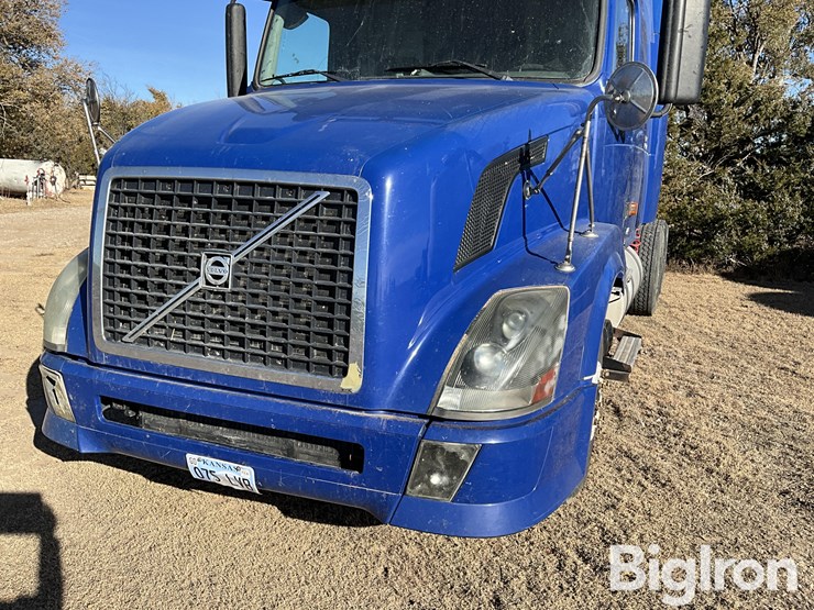 2006-volvo-vnl-sleeper-t/a-truck-tractor-image-10
