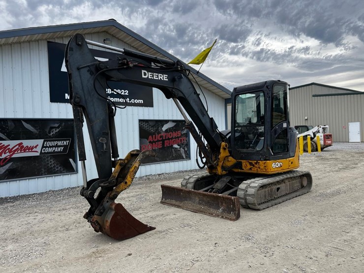 2010-john-deere-60d-image-2