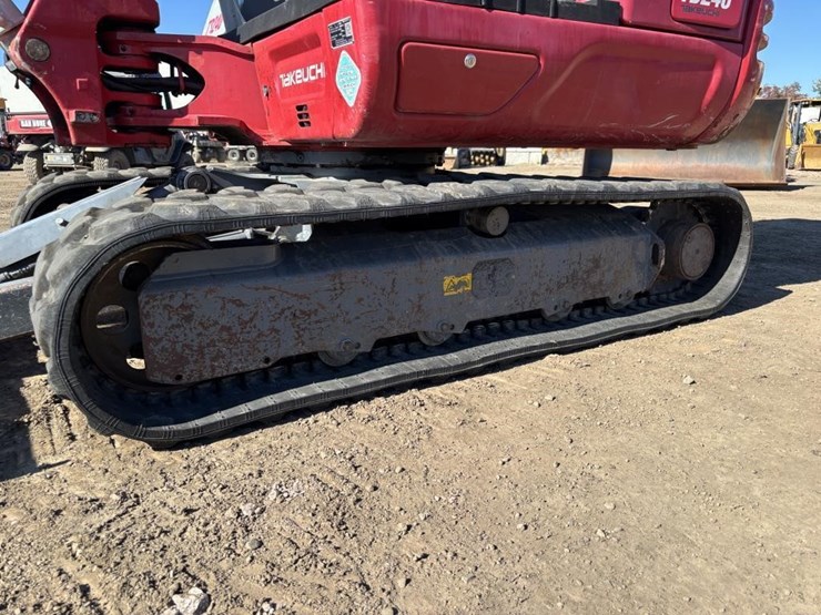 takeuchi-tb240-image-21