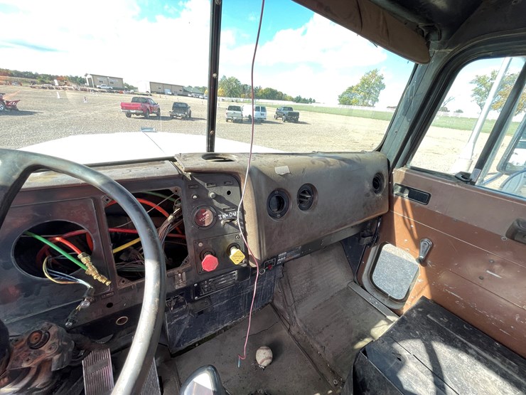 #1104-•-1989-international-truck-tractor-**should-be-trailered**-(has-mn-title)-image-24