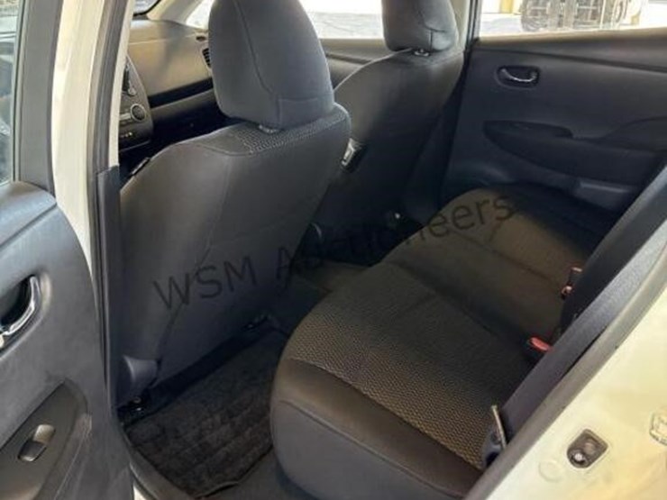 2015-nissan-leaf-s-hatchback-image-23