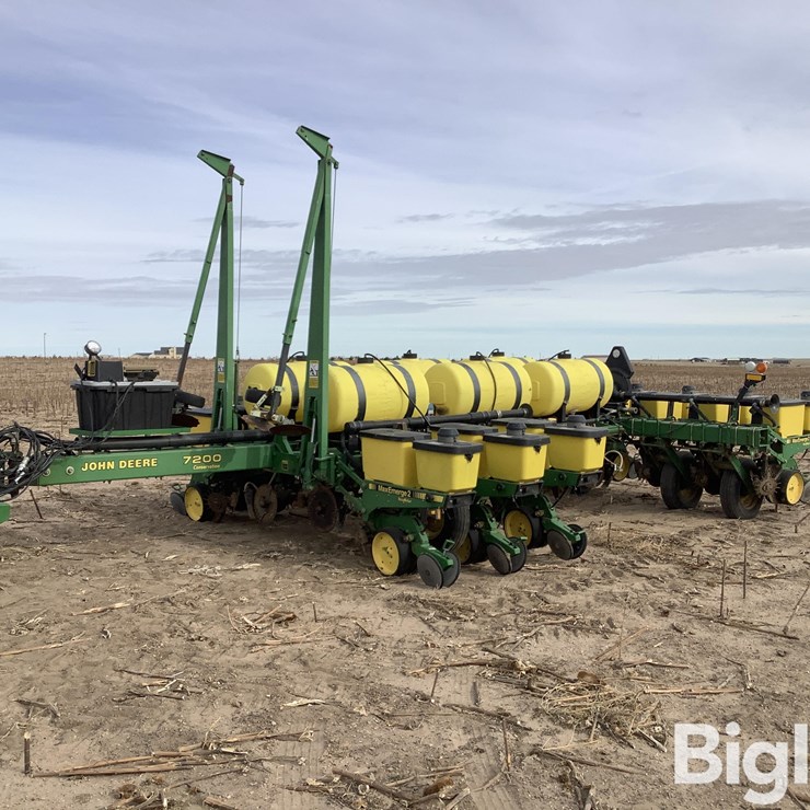 JOHN DEERE 7200