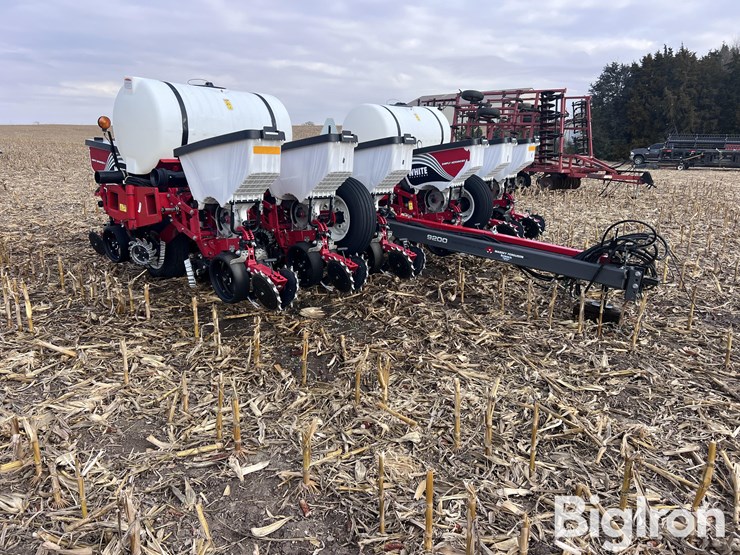 2018-white-9200-12r30”-front-fold-planter-image-3