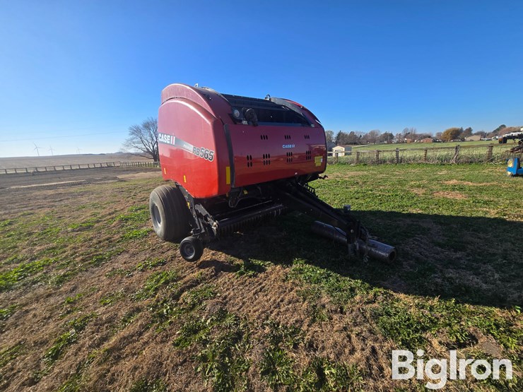 case-ih-rb565-premium-image-1