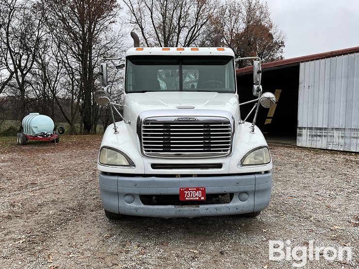 freightliner-columbia-120-image-2
