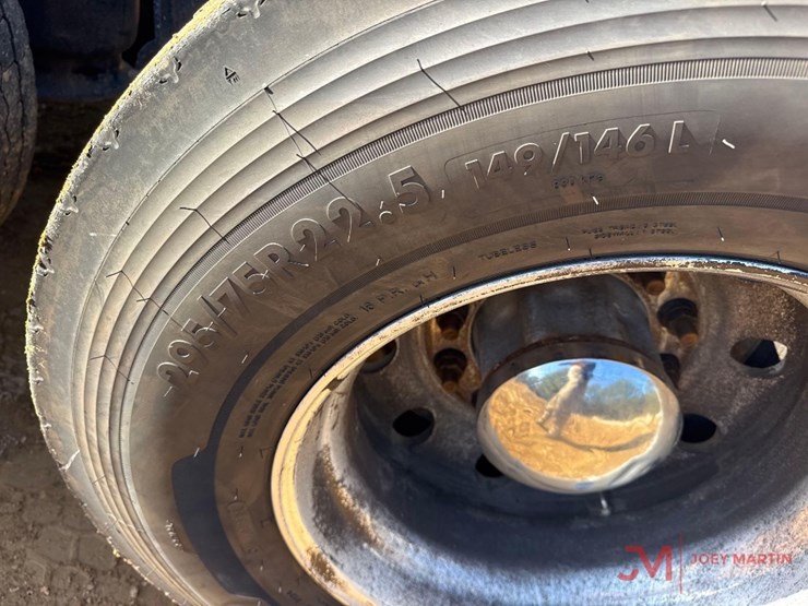 2084-freightliner-cascadiaday-cab-truck-tractor-image-12