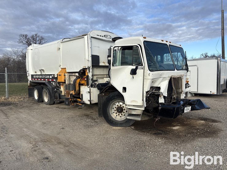 2015-peterbilt-320-image-3