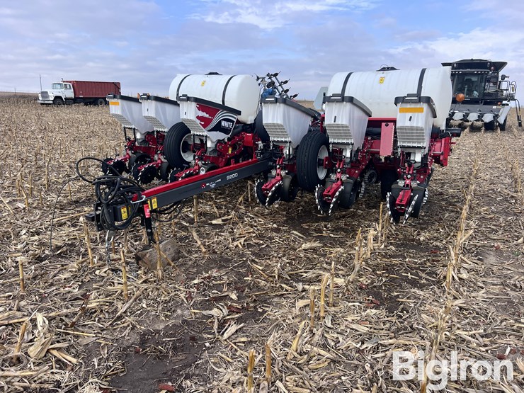 2018-white-9200-12r30”-front-fold-planter-image-1