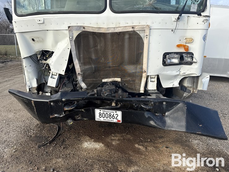 2015-peterbilt-320-image-13