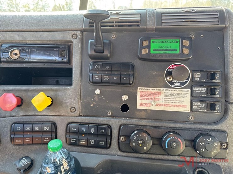 2014-freightliner-cascadia-evolution-day-cab-truck-tractor-image-21