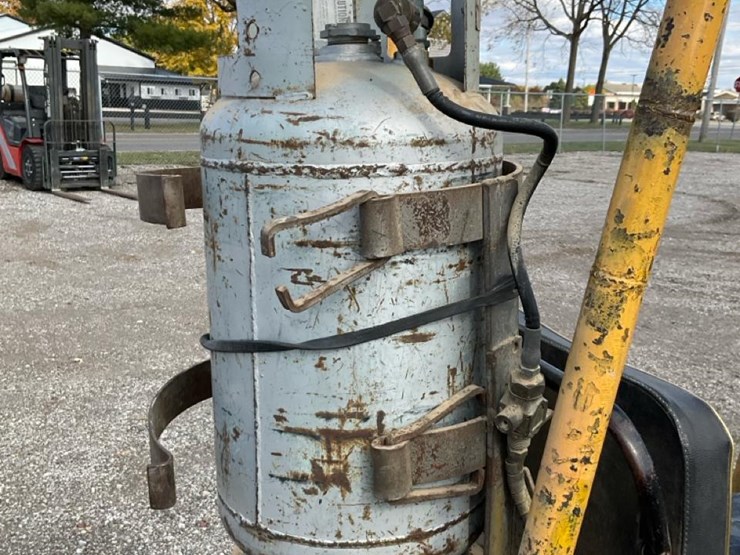 #1351-•-allis-chalmers-forklift-image-29