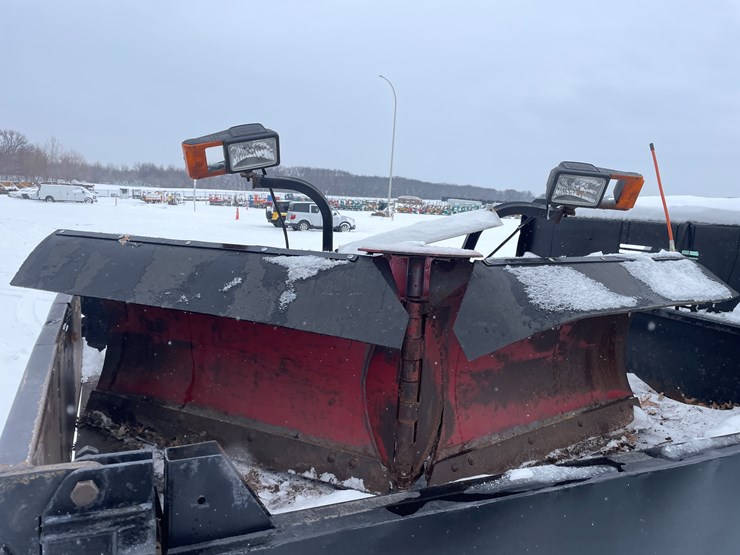 #1169-•-2001-chevrolet-3500-dump-box-truck-(has-mn-title)-image-13