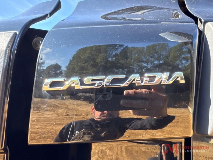2084-freightliner-cascadiaday-cab-truck-tractor-image-7