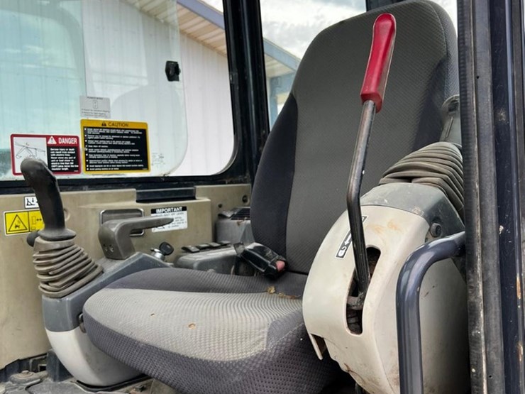 2010-john-deere-60d-image-27