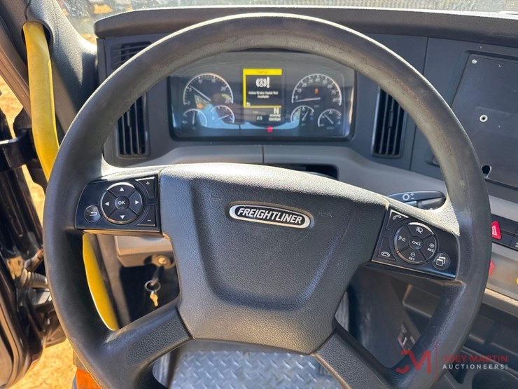 2084-freightliner-cascadiaday-cab-truck-tractor-image-29