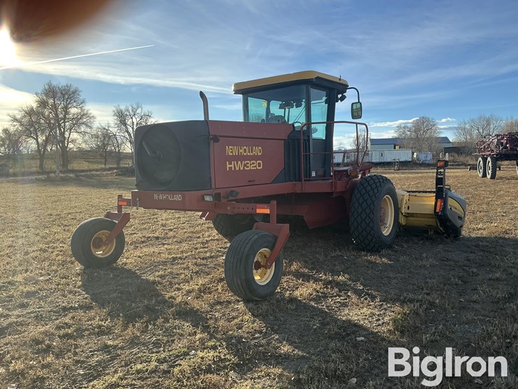 new-holland-320-image-5