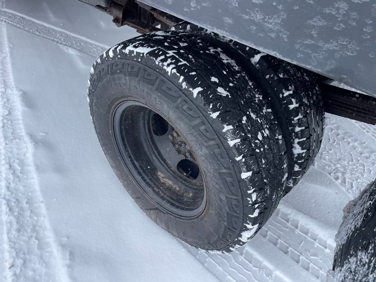 #1169-•-2001-chevrolet-3500-dump-box-truck-(has-mn-title)-image-8