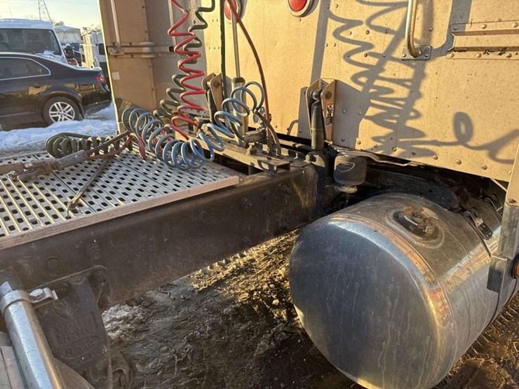 2001-peterbilt-379-image-21